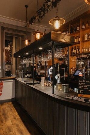 Serviert Frühstück, Mittagessen und Abendessen