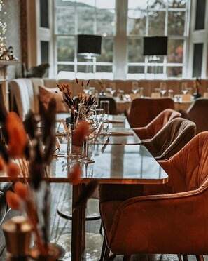 حيث تُقدم وجبات الإفطار، الغداء، العشاء، الأطباق المحلية