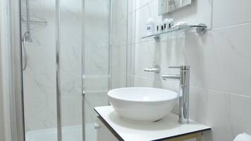 Combined shower/bathtub, free toiletries, hair dryer, towels