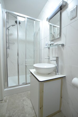 Combined shower/bathtub, free toiletries, hair dryer, towels - Best Western London Ilford Hotel (Ilford)