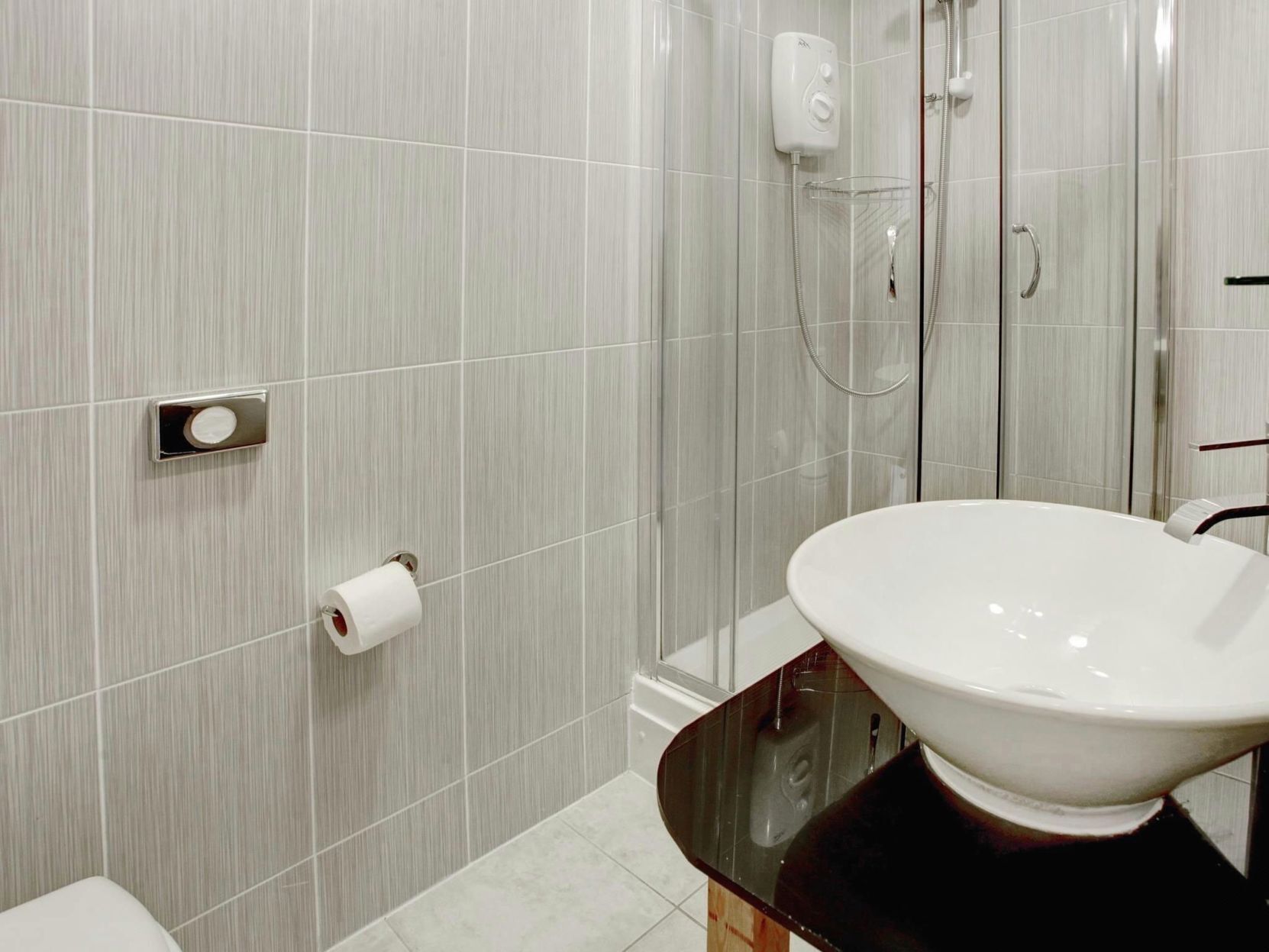 Badkamer | Een bad/douchecombinatie, gratis toiletartikelen, een haardroger