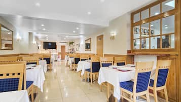 Café da manhã inglês todos os dias mediante uma taxa