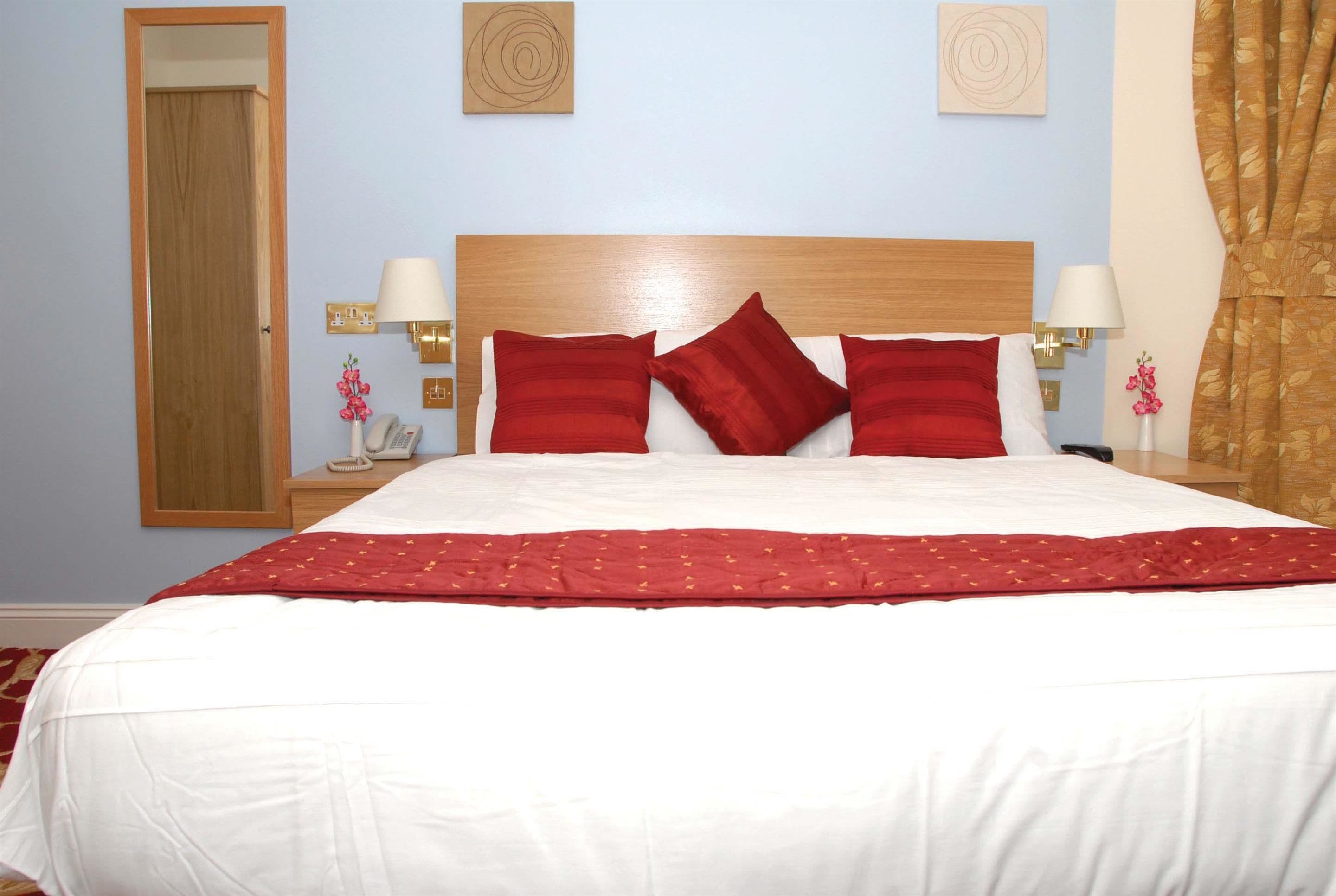 アイロン / アイロン台、WiFi (無料)、ベッドシーツ