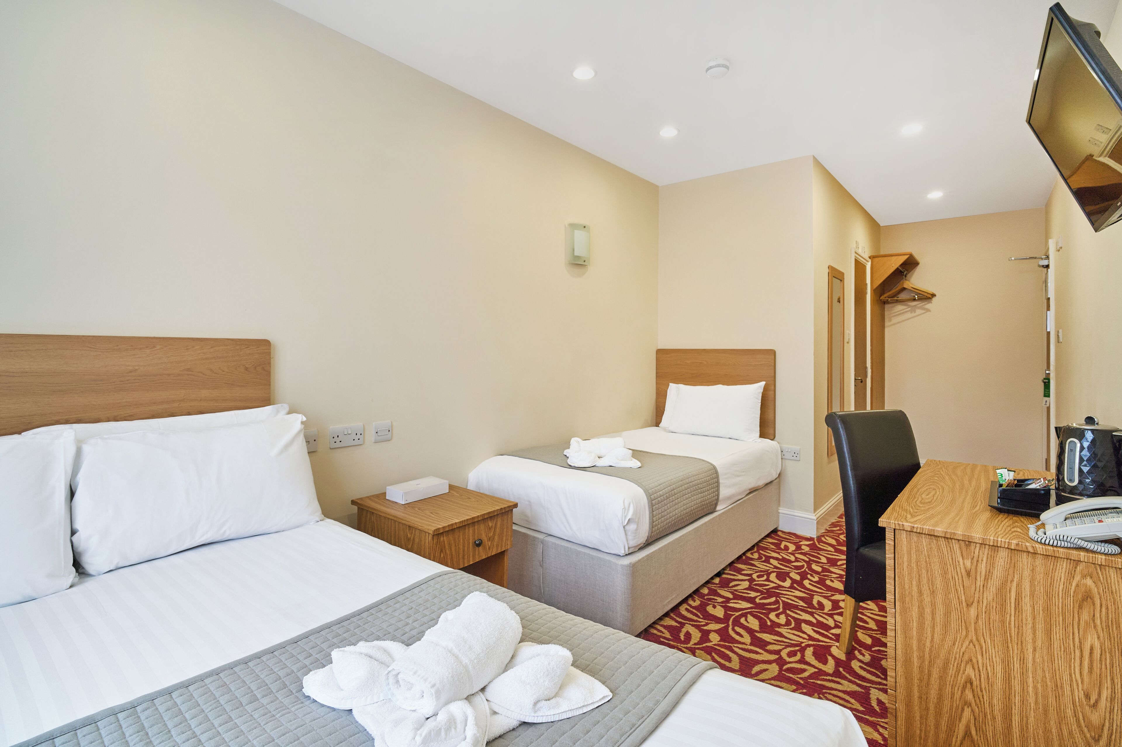 Quarto standard, várias camas, para não fumantes | Ferros/tábuas de passar roupa, Wi-Fi de cortesia, roupa de cama