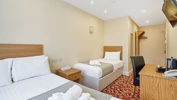 Quarto standard, várias camas, para não fumantes | Ferros/tábuas de passar roupa, Wi-Fi de cortesia, roupa de cama