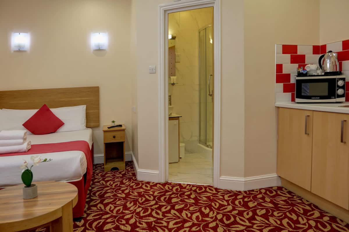 Standard Room, 1 Double Bed, Non Smoking | Iron/ironing board, free WiFi, bed sheets