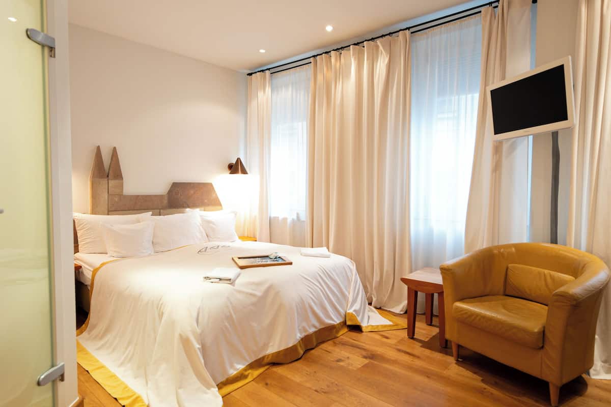 1 bedroom, hypo-allergenic bedding, down duvets, minibar