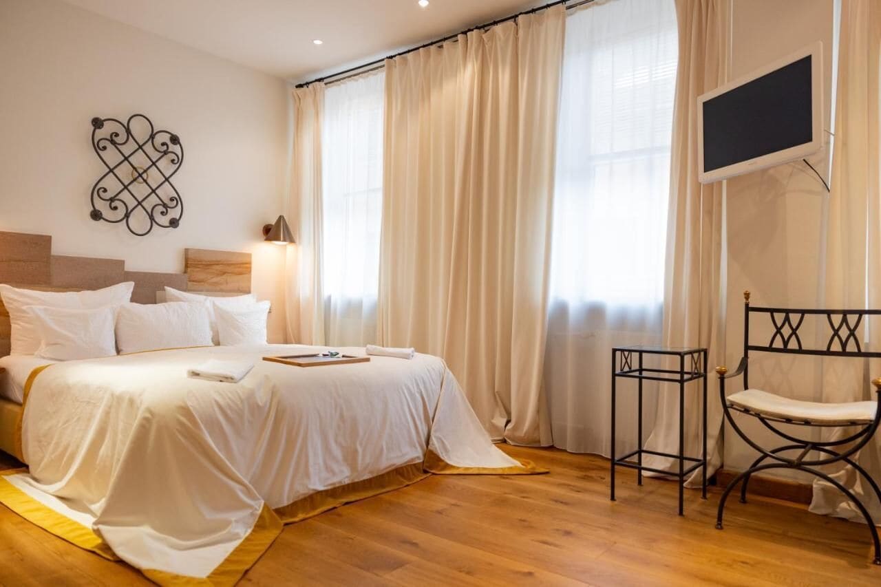 Ropa de cama hipoalergénica, edredones de plumas, minibar y caja fuerte