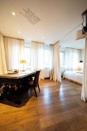 Suite | Ropa de cama hipoalergénica, edredón y minibar
