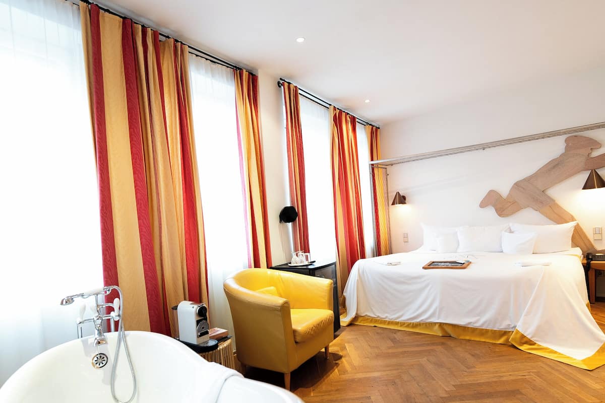 Junior suite | 1 slaapkamer, hypoallergeen beddengoed, donzen dekbedden, een minibar