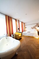 Ropa de cama hipoalergénica, cubrecamas y minibar 