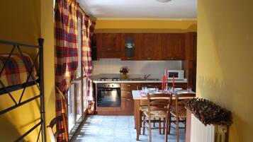 Refrigerador con congelador, microondas y lavavajillas