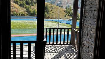 Appartamento su due livelli, due camere da letto, balcone, vista montagna | Vista balcone