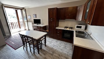 Appartement, 1 slaapkamer, uitzicht op bergen (6 people) | Woonruimte | Een lcd-televisie en betaalfilms