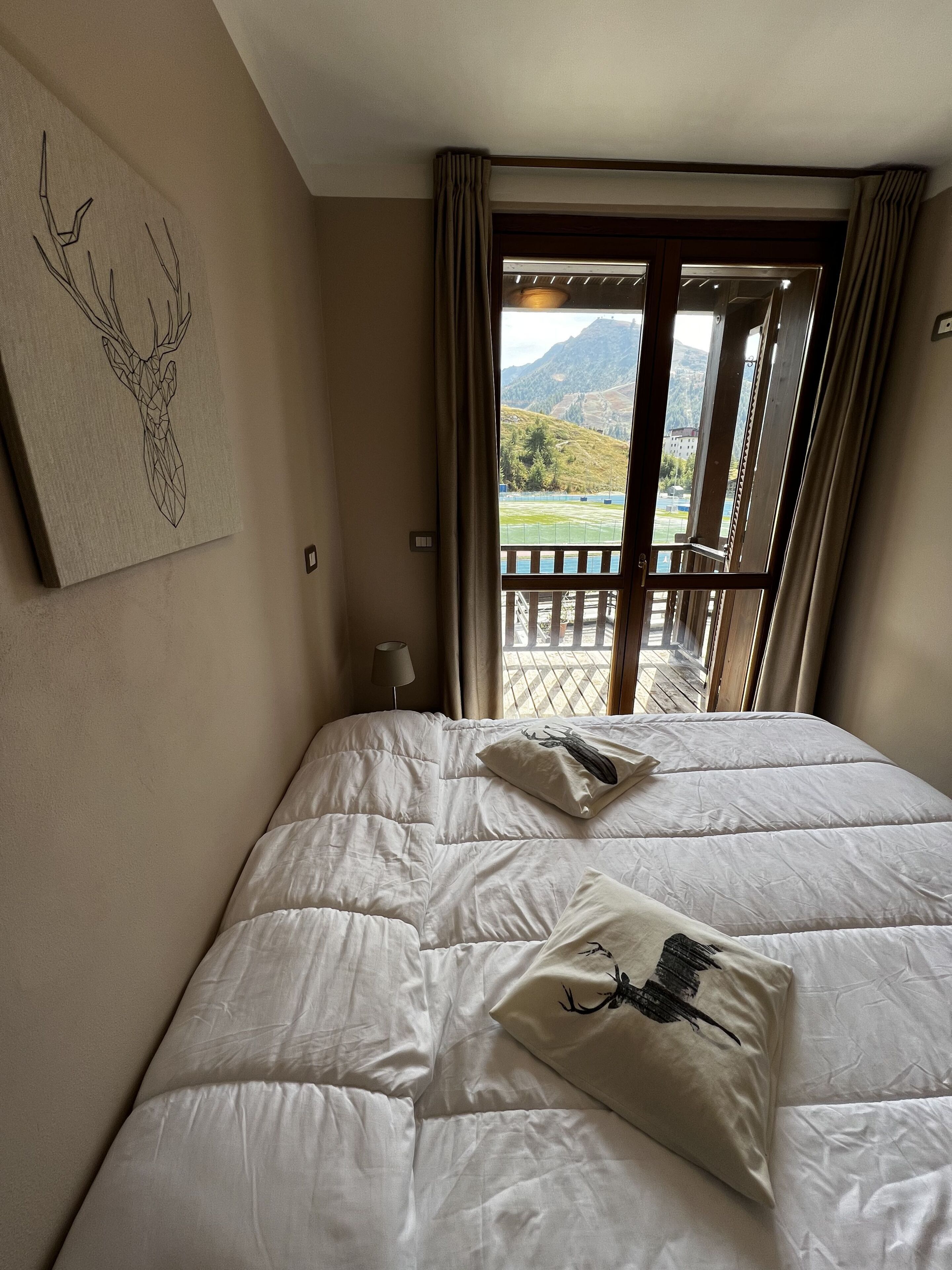 Appartamento con 2 camere da letto, balcone e vista montagna | Biancheria da letto ipoallergenica, copriletto in piuma, Wi-Fi gratuito