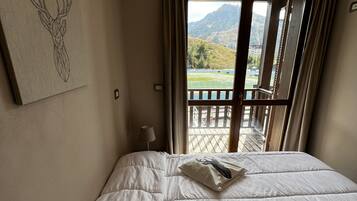 Appartamento con 2 camere da letto, balcone e vista montagna | Biancheria da letto ipoallergenica, copriletto in piuma, Wi-Fi gratuito