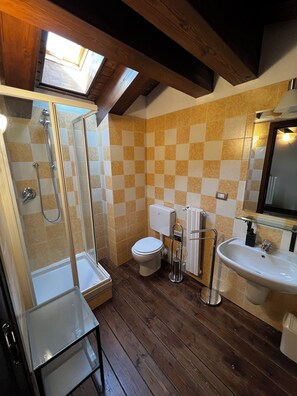 Standard Duplex, 2 Bedrooms, Balcony, Mountain View | Bathroom