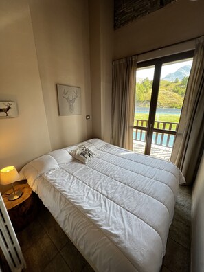 Large two bedroom apartment with double balcony and mountain view - split level | Hypo-allergenic bedding, down comforters, free WiFi, bed sheets - Chalet Edelweiss (Sestriere)