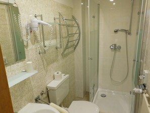 Quarto solteiro | Banheiro | Chuveiro, secador de cabelo, toalhas de banho
