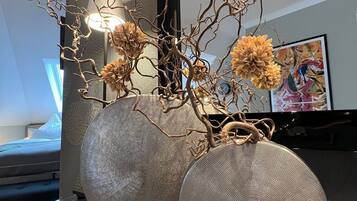 Un interior modern amb un arranjament decoratiu de brams i flors.