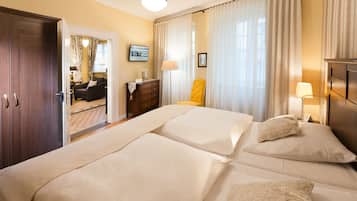 Suite, 1 cama King size, para no fumadores, en edificio contiguo | 1 habitación, ropa de cama de alta calidad y edredón
