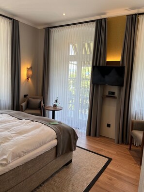 Chambre Double, 1 grand lit, balcon, vue fleuve