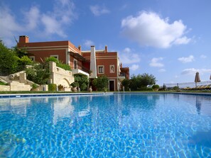 Piscina stagionale all'aperto, ombrelloni da piscina, lettini