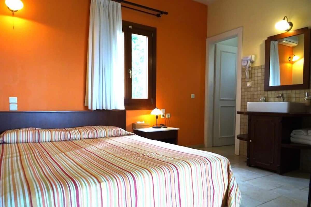 Superior Suite, 1 Bedroom | Egyptian cotton sheets, premium bedding, in-room safe, blackout drapes