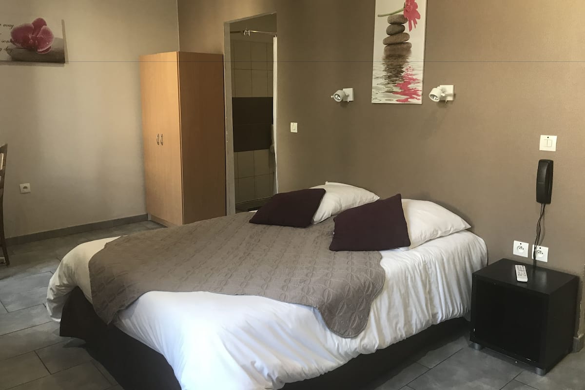 Senior-Doppelzimmer, 1 Doppelbett | Hochwertige Bettwaren, Bügeleisen/Bügelbrett, kostenloses WLAN