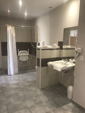 Habitación senior doble, 1 cama matrimonial | Baño | Tina con regadera, secadora de cabello, toallas 