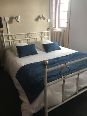 Suite estándar | Ropa de cama de alta calidad y tabla de planchar con plancha 