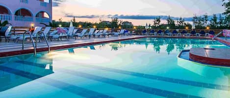 Piscina stagionale all'aperto, ombrelloni da piscina, lettini