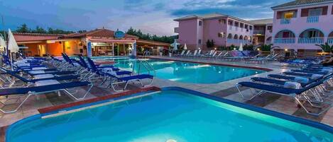 Seasonal outdoor pool, pool umbrellas, sun loungers