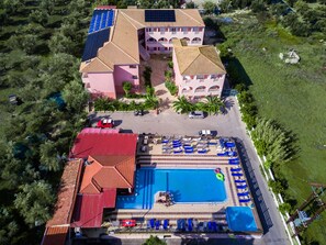 Seasonal outdoor pool, pool umbrellas, pool loungers - Savvas De Mar Hotel (Zakynthos)