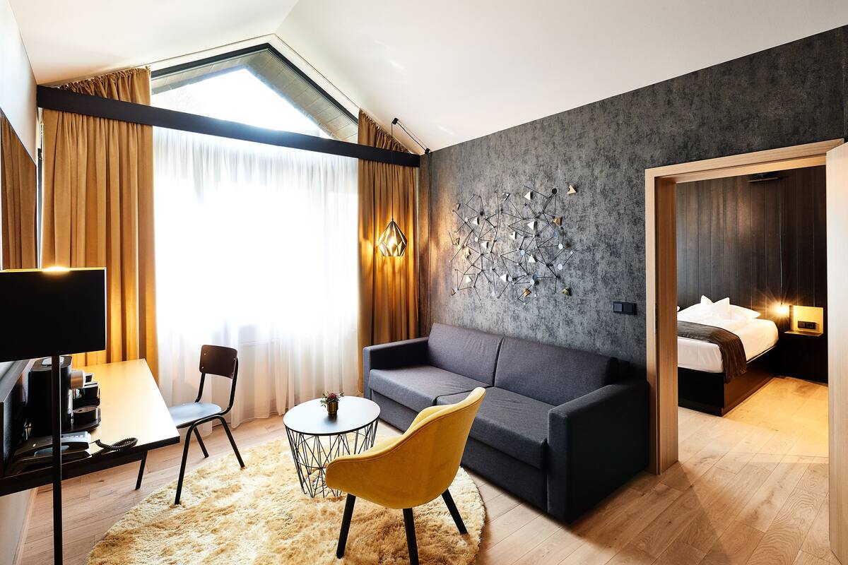 suite | living area | 50-inch flat-screen tv with satellite channels, tv