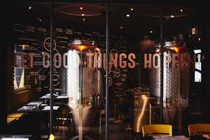 2 nhà hàng; phục vụ bữa sáng, bữa trưa và bữa tối