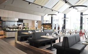 2 間餐廳,供應早餐、午餐和晚餐,地區料理