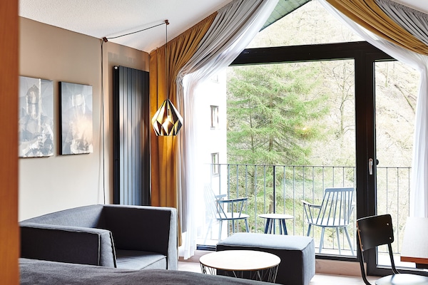 Doppelzimmer (Burgblick) | 1 bedroom, hypo-allergenic bedding, in-room safe, desk