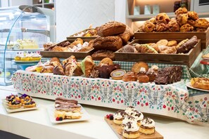 Petit déjeuner, déjeuner et dîner servis sur place