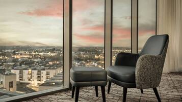 Allergivenligt sengetøj, senge med topmadrasser, pengeskab på værelset