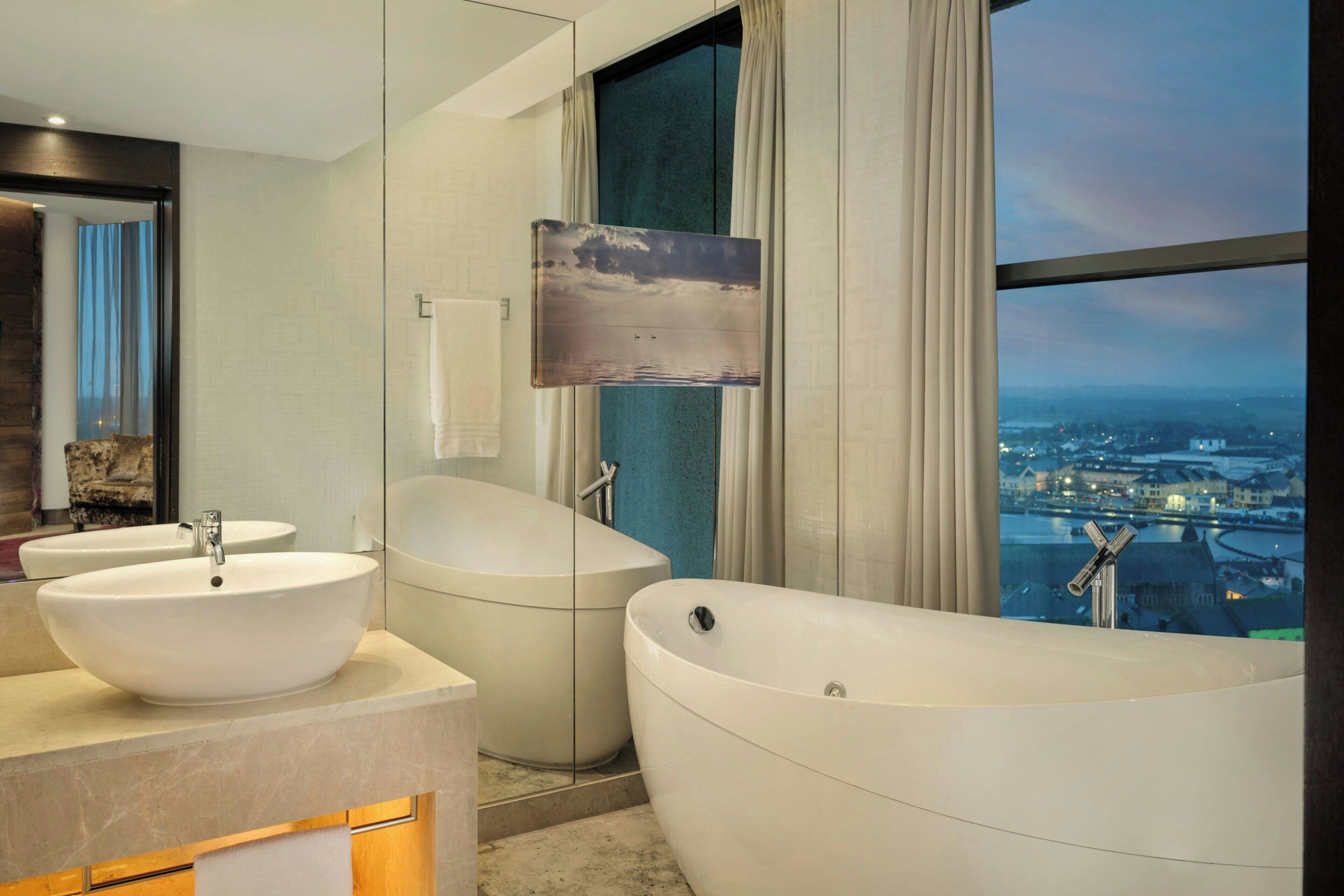 Separate tub and shower, eco-friendly toiletries, hair dryer, towels