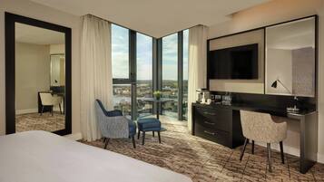 Deluxe-værelse - 1 kingsize-seng - byudsigt | Allergivenligt sengetøj, senge med topmadrasser, pengeskab på værelset