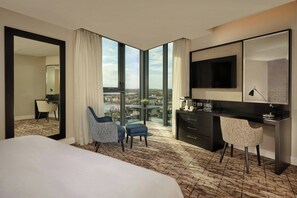 Rom – deluxe, 1 kingsize-seng, byutsikt | Allergitestet sengetøy, senger med overmadrass og safe på rommet