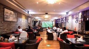 Phục vụ bữa sáng, bữa trưa và bữa tối 
