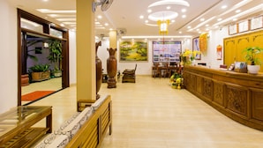 Lobby sitting area - Hoi An Sala Hotel (Da Nang)