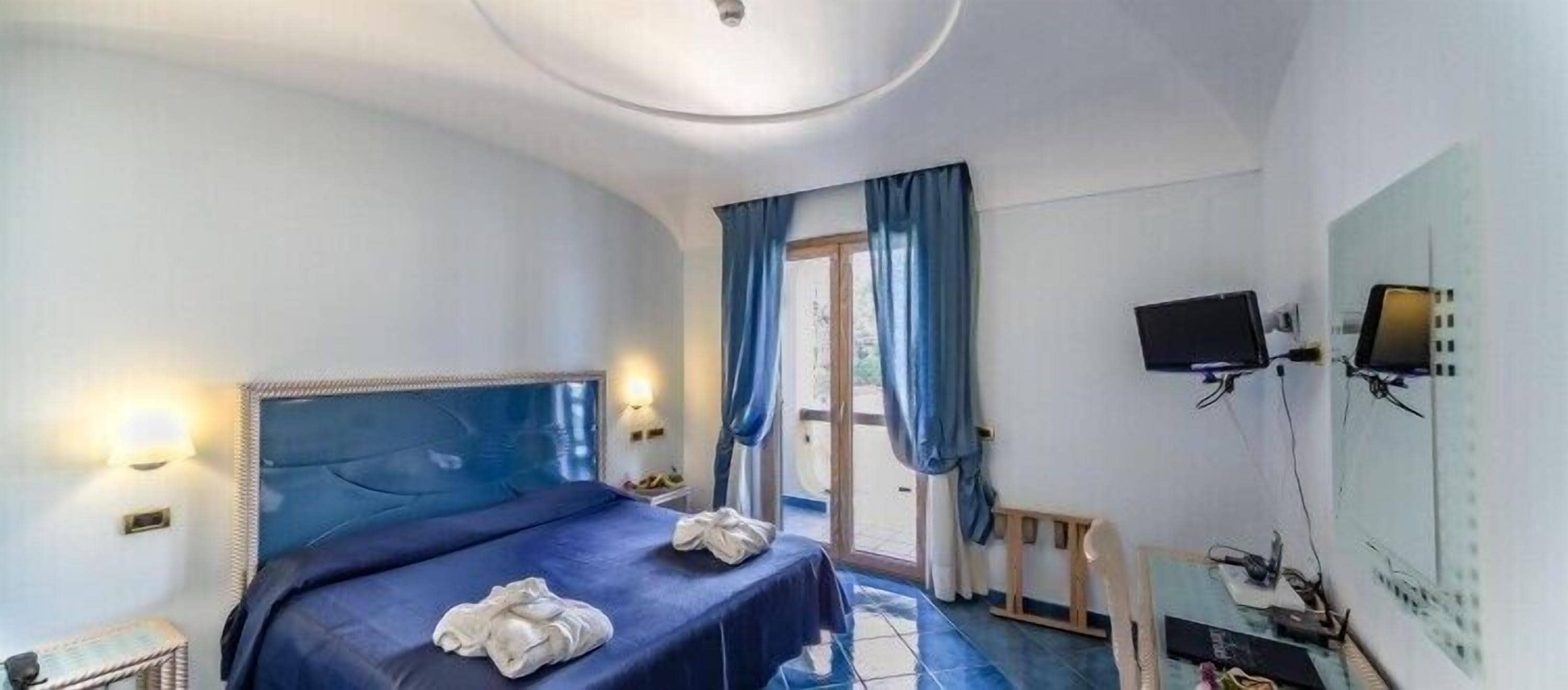 superior double room, harbour view | minibar, in-room safe, desk, soundproofing