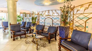 2 bars/lounges, poolside bar