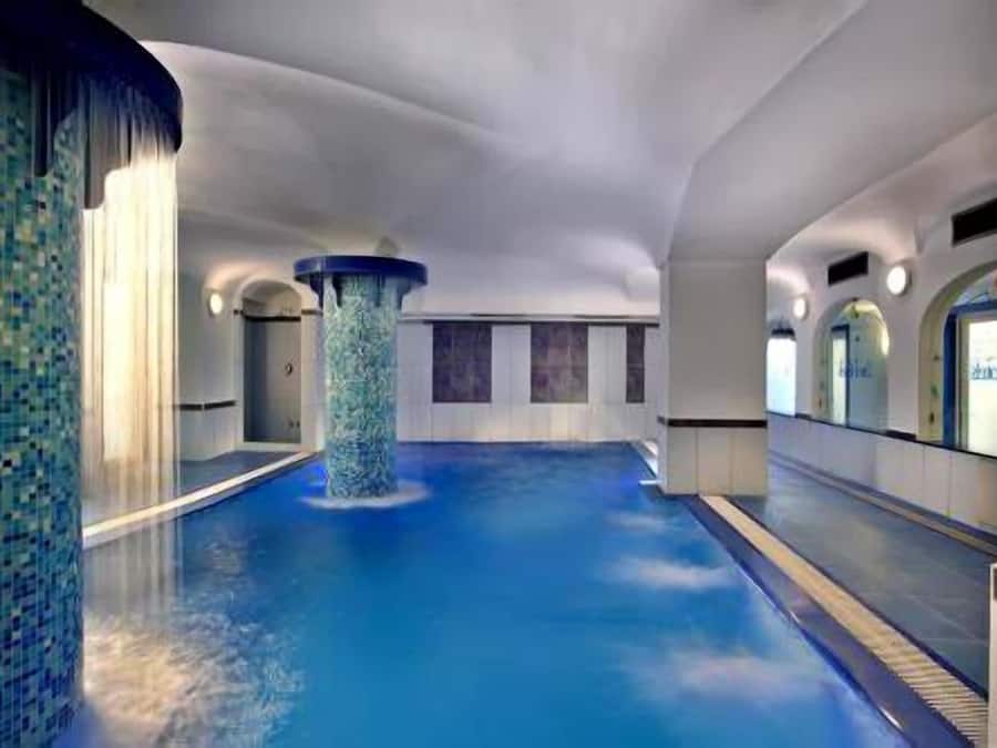 Piscina coperta, piscina all'aperto, ombrelloni da piscina, lettini