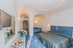 Minibar, in-room safe, desk, soundproofing - Aragona Palace Hotel & Spa (Ischia)