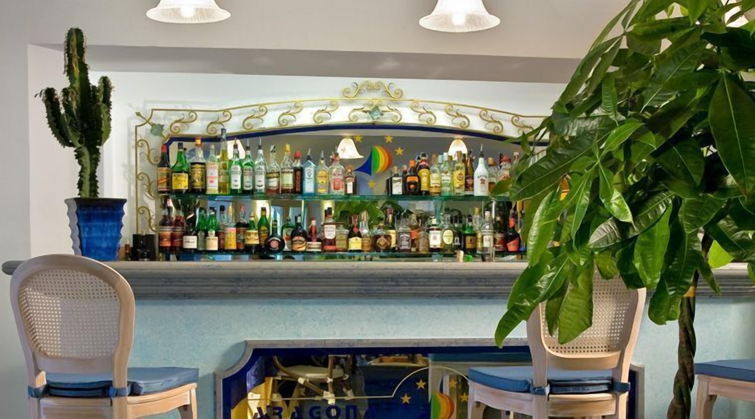 2 bars/lounges, poolside bar